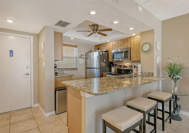 Listing Photo 4 - Condo for sale in building located at 1300 N Portofino Dr, Sarasota, FL 34242 - Unit #305