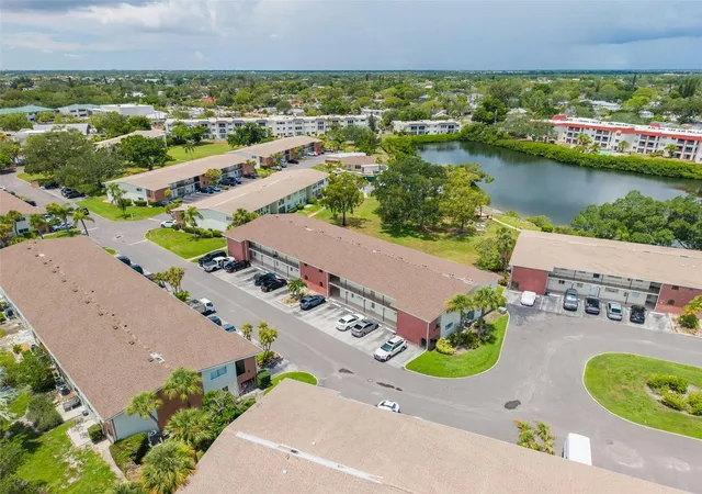 3rd image of 4550 Overlook Dr Ne #152, Saint Petersburg, FL 33703 | MLS# TB8540986