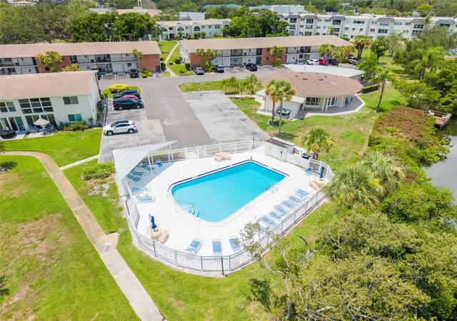 2nd image of 4550 Overlook Dr Ne, Saint Petersburg, FL 33703
