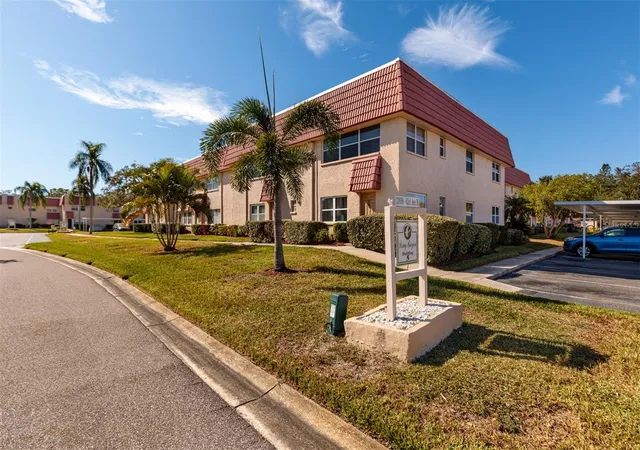 3rd image of 10036 63Rd Ave N, St. Petersburg, FL 33708
