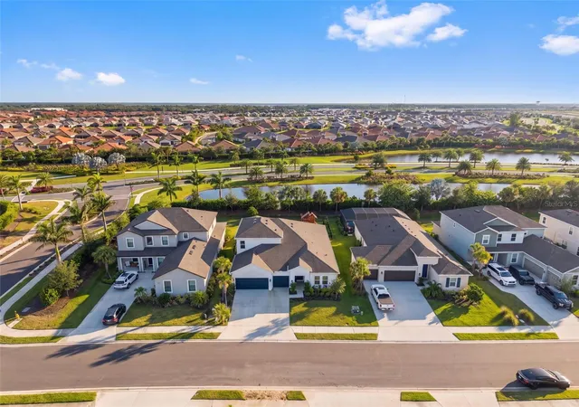 3rd image of 16552 Star Grass Cir, Bradenton, FL 34211 | MLS# A4703631