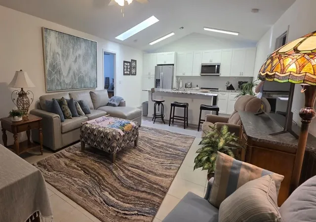 4th image of 1213 Benedict Ct, Sarasota, FL 34237 | MLS# TB8541085