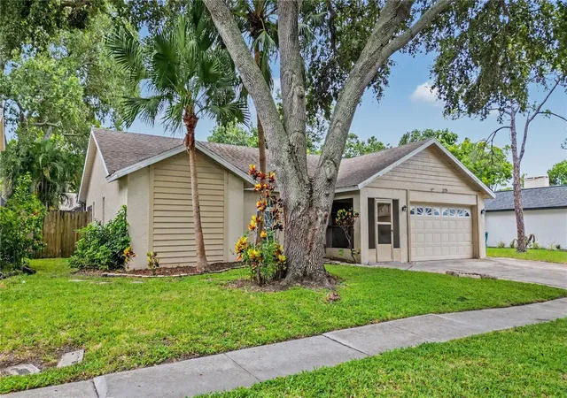 3rd image of 2179 Cypress Point Dr N, Clearwater, FL 33763 | MLS# TB8541094