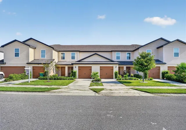 3rd image of 1556 Wynford Cir, Tavares, FL 32778 | MLS# O6435519