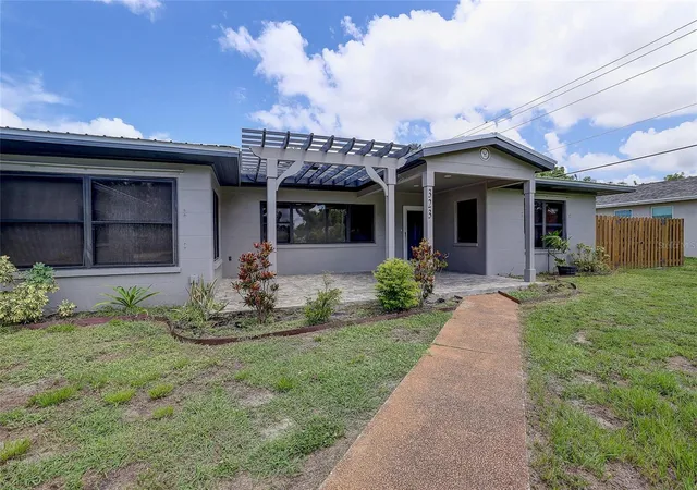 3rd image of 323 Suwanee Ave, Sarasota, FL 34243 | MLS# A4703663