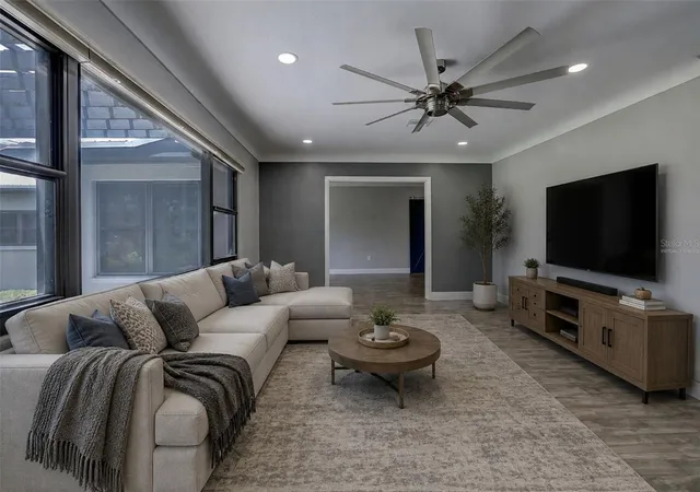 5th image of 323 Suwanee Ave, Sarasota, FL 34243 | MLS# A4703663