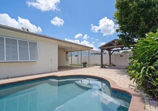 3rd image of 10928 118Th St, Seminole, FL 33778 | MLS# TB8541196