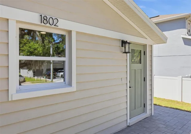 3rd image of 1802 Robinhood St, Sarasota, FL 34231 | MLS# A4703677
