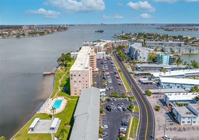 2nd image of 1847 Shore Dr S, ST PETERSBURG, FL 33707