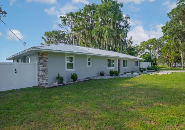 2nd image of 221 S Hunting Lodge Dr, Inverness, FL 34453 | MLS# W7888815