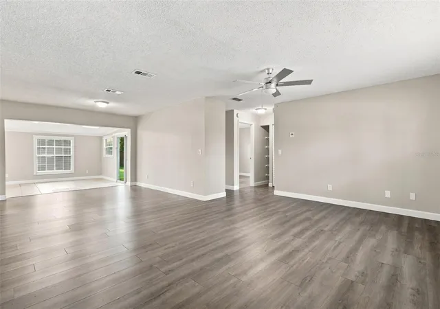 Photo 5 of Single family home for sale at 3307 Pine Tree Dr, Edgewater, FL 32141 | MLS# V4950871 | Listing updated on 2026-08-26