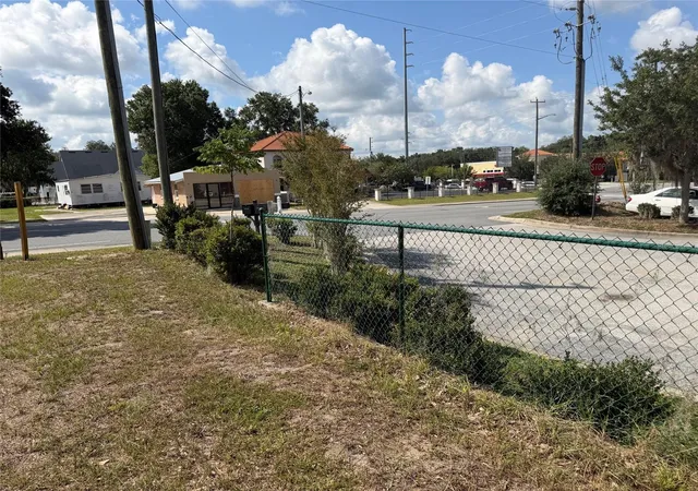 3rd image of 121 W Lemon St, Lady Lake, FL 32159 | MLS# G5116791