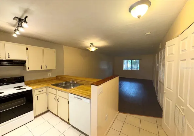 2nd image of 109 Se 16th Ave #Q101, Gainesville, FL 32601 | MLS# GC542930