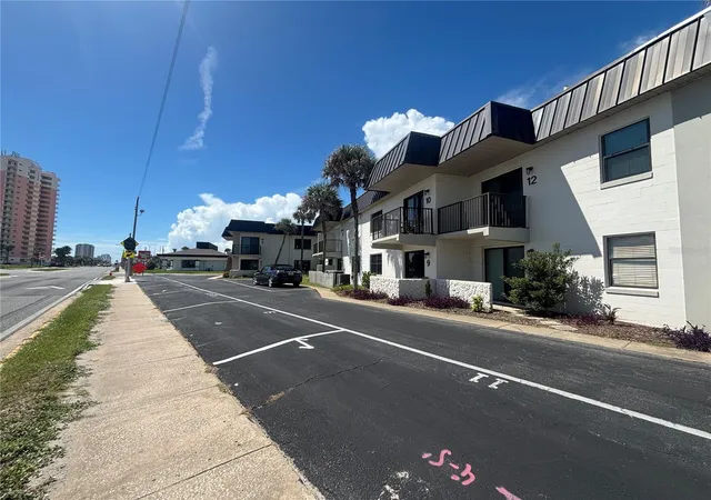 Photo 3 of Condo for sale at 2101 N Atlantic Ave #18, Daytona Beach, FL 32118 | MLS# R4911864 | Listing updated on 2026-10-06