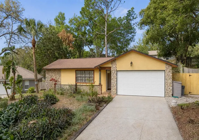 Photo 2 of Single family home for sale at 24 Bayridge Ct, Apopka, FL 32703 | MLS# O6435873 | Listing updated on 2026-09-05