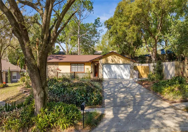 Photo 2 of Single family home for sale at 24 Bayridge Ct, Apopka, FL 32703 | MLS# O6435873 | Listing updated on 2026-09-05