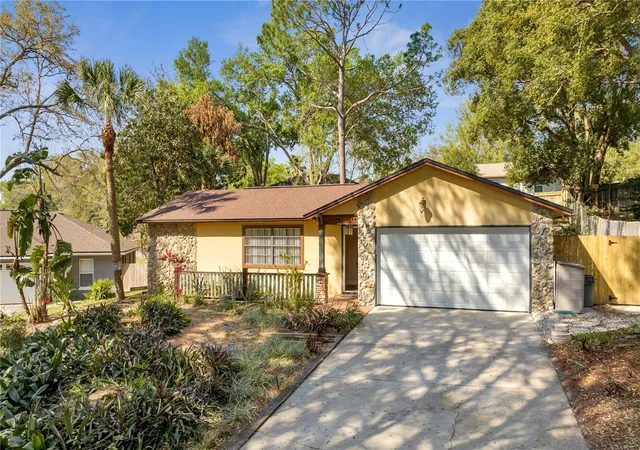 Photo 3 of Single family home for sale at 24 Bayridge Ct, Apopka, FL 32703 | MLS# O6435873 | Listing updated on 2026-09-05