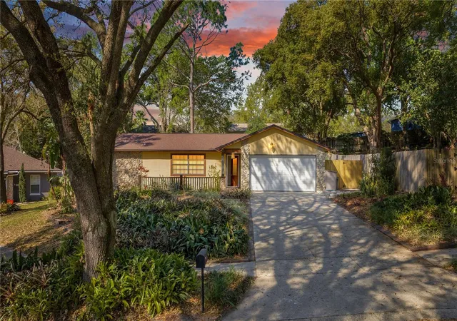 Photo 4 of Single family home for sale at 24 Bayridge Ct, Apopka, FL 32703 | MLS# O6435873 | Listing updated on 2026-09-05