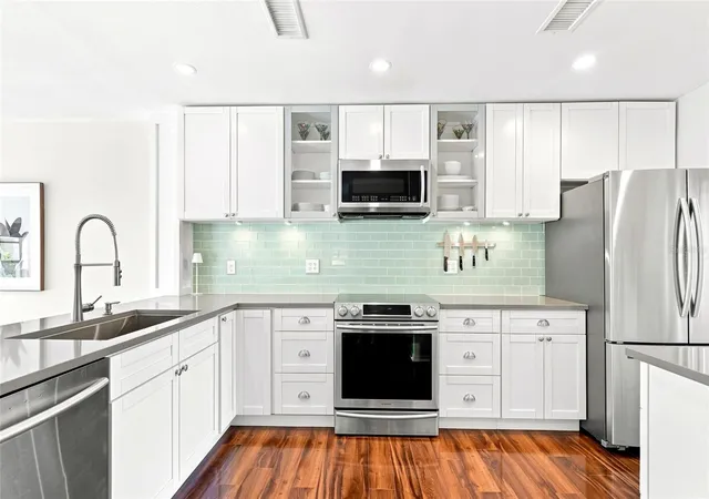 Photo 4 of Townhouse for sale at 5104 Bayshore Blvd, Tampa, FL 33611 | MLS# TB8541581 | Listing updated on 2026-10-09