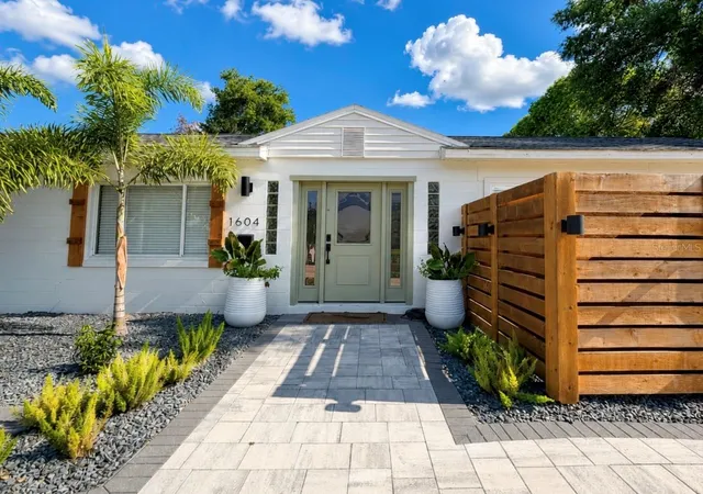 Photo 1 of Single family home for sale at 1604 Bryn Mawr St, Orlando, FL 32804 | MLS# O6435891 | Listing updated on 2026-08-26