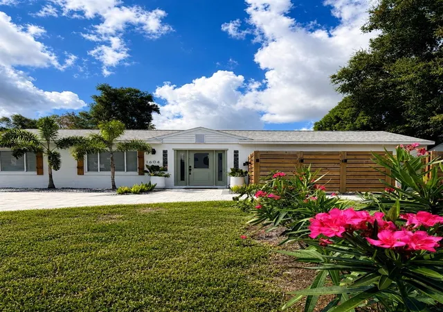 Photo 2 of Single family home for sale at 1604 Bryn Mawr St, Orlando, FL 32804 | MLS# O6435891 | Listing updated on 2026-08-26