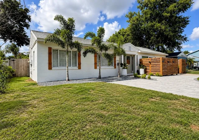 Photo 3 of Single family home for sale at 1604 Bryn Mawr St, Orlando, FL 32804 | MLS# O6435891 | Listing updated on 2026-08-26
