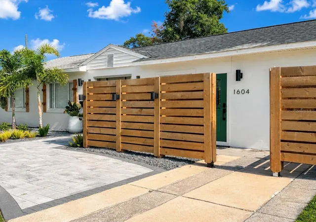 Photo 4 of Single family home for sale at 1604 Bryn Mawr St, Orlando, FL 32804 | MLS# O6435891 | Listing updated on 2026-08-26