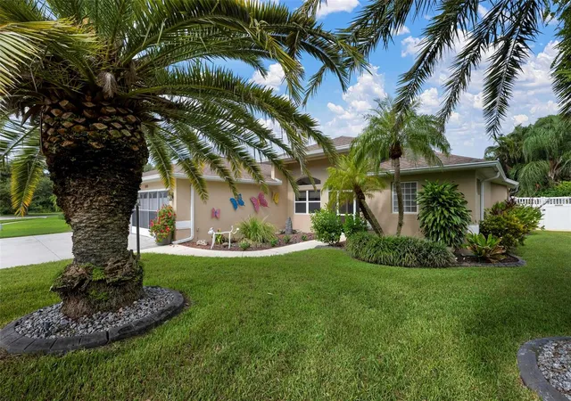Photo 2 of Single family home for sale at 586 Oak Bay Dr, Osprey, FL 34229 | MLS# A4703807 | Listing updated on 2026-09-06