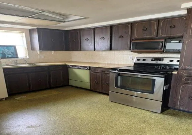 Photo 5 of Sale Pending at 7221 Oakshire Dr, Port Richey, FL 34668 | MLS# W7888840 | Listing updated on 2026-08-27
