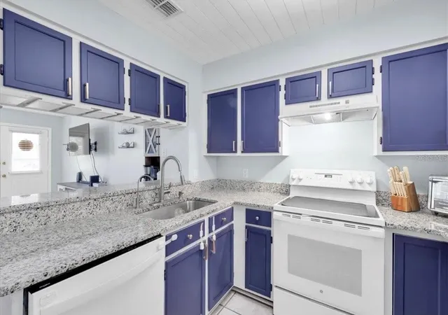 Listing Photo 4 - Condo for sale in building located at 11338 Stratton Park Dr, TEMPLE TERRACE, FL 33617