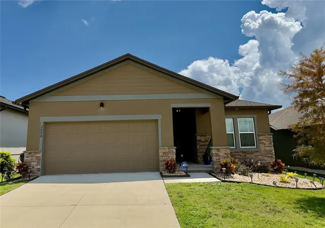 Photo 2 of Single family home for sale at 2098 Gold Dust Dr, Minneola, FL 34715 | MLS# S5156151 | Listing updated on 2026-08-27