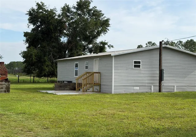 Photo 3 of Manufactured home for sale at 13991 Ne 10th St, Williston, FL 32696 | MLS# OM730931 | Listing updated on 2026-10-09
