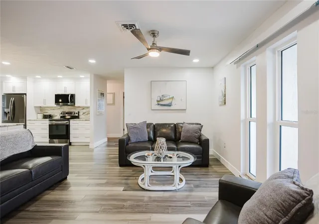 Photo 3 of Single family home for sale at 625 E Baffin Dr, Venice, FL 34293 | MLS# C7529898 | Listing updated on 2026-10-04