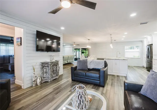 Photo 4 of Single family home for sale at 625 E Baffin Dr, Venice, FL 34293 | MLS# C7529898 | Listing updated on 2026-10-04