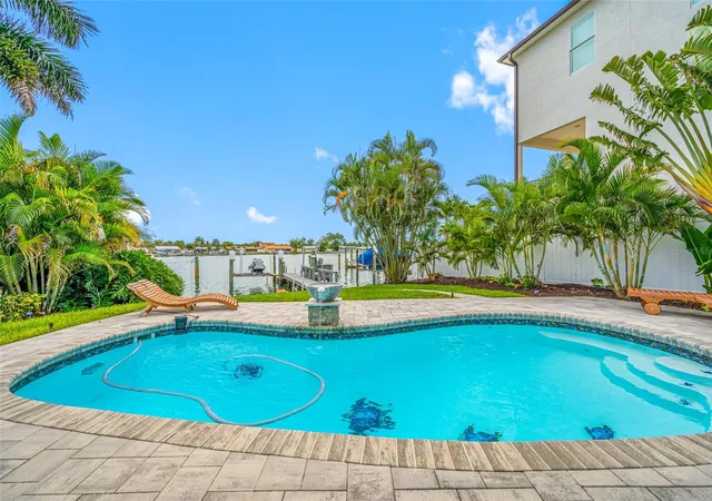 image of 560 79th St S, St Petersburg, FL 33707 | MLS# TB8541740