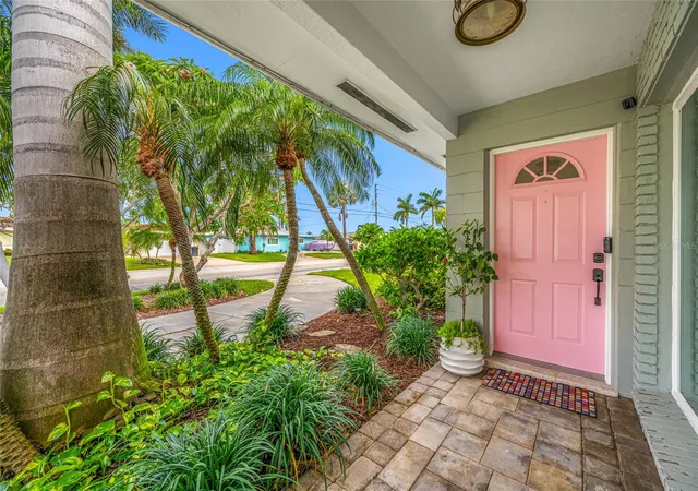 image of 560 79th St S, St Petersburg, FL 33707 | MLS# TB8541740