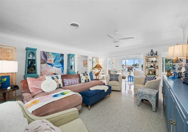 image of 560 79th St S, St Petersburg, FL 33707 | MLS# TB8541740