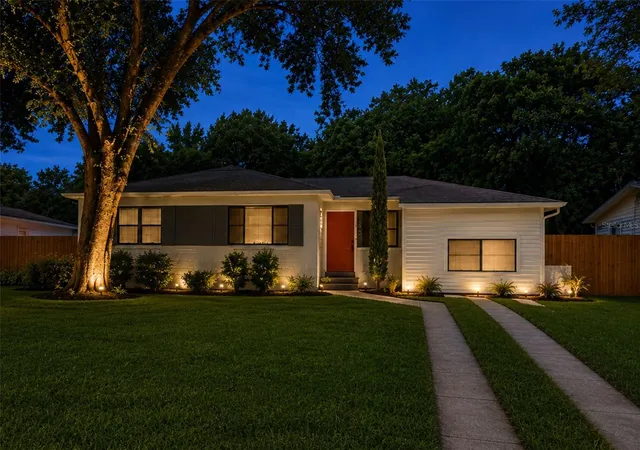 Photo 1 of Single family home for sale at 1330 Monterey Dr, Eustis, FL 32726 | MLS# G5116875 | Listing updated on 2026-09-02