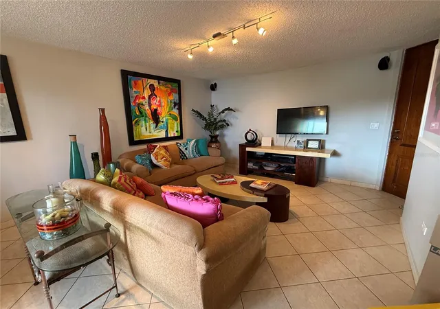 Photo 2 of Condo for sale at 155 Carrazo #8D, Guaynabo, PR 00971 | MLS# PR9123640 | Listing updated on 2026-08-27