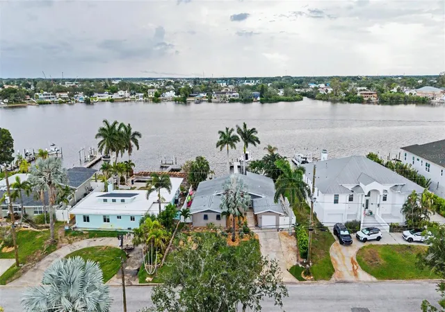 2nd image of 704 Bayshore Dr, Tarpon Springs, FL 34689 | MLS# TB8541796