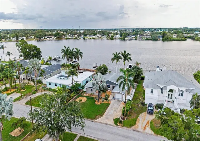 3rd image of 704 Bayshore Dr, Tarpon Springs, FL 34689 | MLS# TB8541796