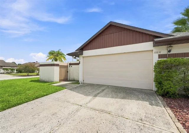 2nd image of 10836 Venice Cir, Tampa, FL 33635 | MLS# TB8541811