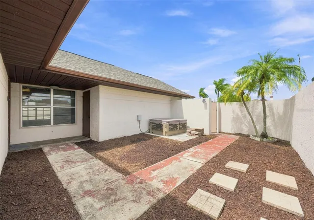 3rd image of 10836 Venice Cir, Tampa, FL 33635 | MLS# TB8541811