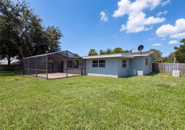 Photo 4 of Single family home for sale at 2617 S Fairway Dr, Melbourne, FL 32901 | MLS# O6436084 | Listing updated on 2026-10-20