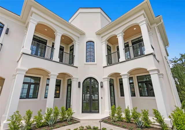 2nd image of 3907 Bayshore Blvd, Tampa, FL 33611 | MLS# TB8541847