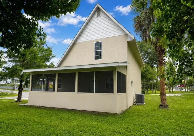 Photo 4 of Single family home for sale at 420 E New Hampshire Ave, Deland, FL 32724 | MLS# V4950888 | Listing updated on 2026-10-08