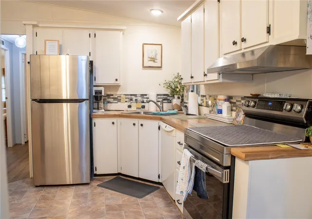 Photo 3 of Manufactured home for sale at 4332 Cherrywood St, Winter Haven, FL 33880 | MLS# L4964514 | Listing updated on 2026-09-17