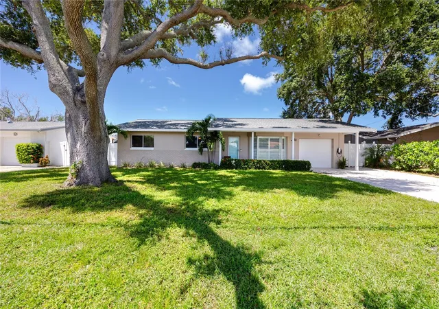 3rd image of 1744 Harbor Cir E, Largo, FL 33770 | MLS# TB8541926
