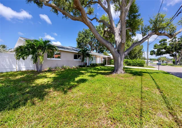 4th image of 1744 Harbor Cir E, Largo, FL 33770 | MLS# TB8541926
