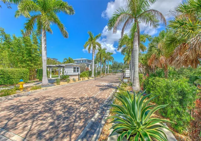 Photo 3 of Single family home for sale at 911 Seagrape Dr, Ruskin, FL 33570 | MLS# TB8541930 | Listing updated on 2026-09-13